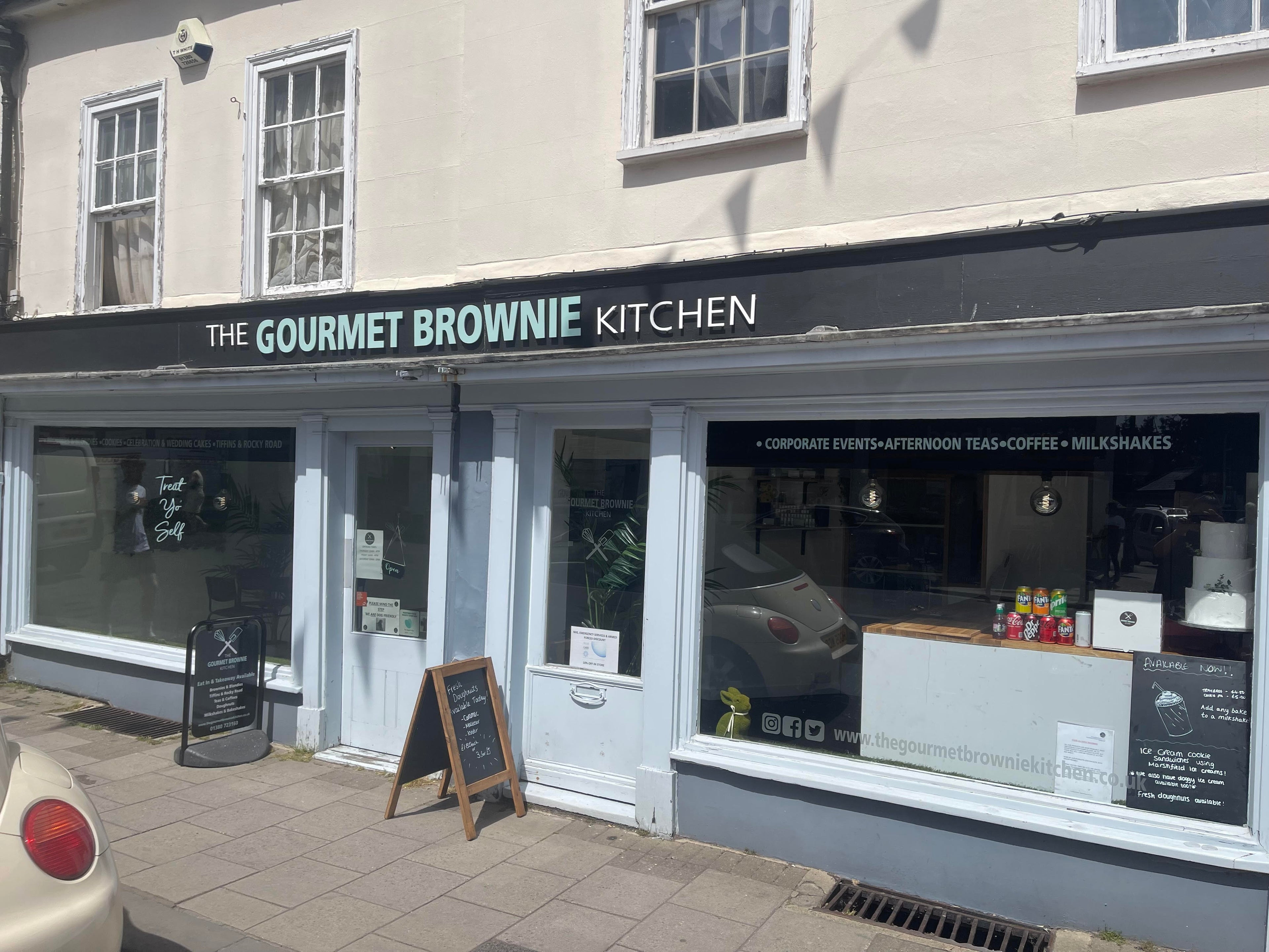 Chocolate brownie shop based in devizes, wiltshire. cakes, blondies, tiffins and rocky roads, doughnuts and celebration cakes also avaialble. nationwide delivery available